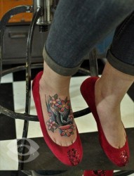美女脚背潮流精美的彩色小燕子纹身图片