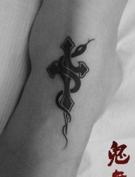 脚背小巧的一幅图腾十字架与蛇纹身图片