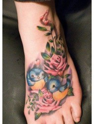 女人脚背时尚好看的玫瑰与小鸟纹身图片