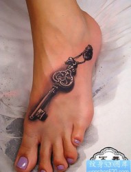 女人脚背时尚精美的钥匙纹身图片