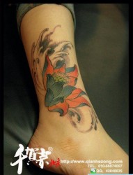 女人脚踝处唯美的传统莲花纹身图片