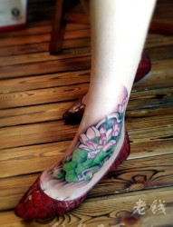 女人脚背漂亮唯美的彩色莲花纹身图片