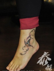 女人脚背小巧时尚的蝴蝶纹身图片