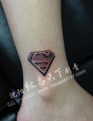 女人脚踝处小巧时尚的超人标志纹身图片
