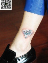 女人脚踝处小巧精美的钻石纹身图片