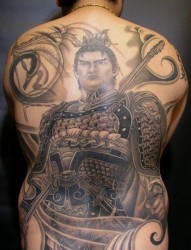 一组男士背部霸气的纹身