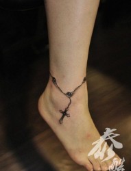 女人脚腕唯美小巧的十字架脚链纹身图片