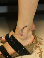 女人脚踝处小巧时尚的芭蕾鞋纹身图片