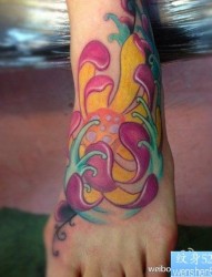 女人脚背唯美经典的彩色莲花纹身图片