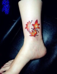 女人脚踝处小巧精美的彩色枫叶纹身图片