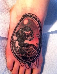 脚背上一幅潮流个性骷髅纹身图片