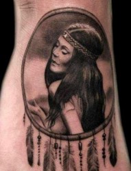 脚背上一幅印第安女性肖像纹身图片