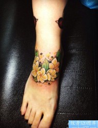 女人脚背是唯美的花卉纹身图片