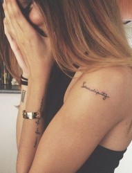 女性大臂上时尚漂亮的英文纹身