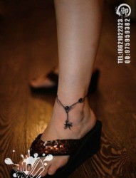 一幅女人脚腕时尚小巧的脚链纹身图片
