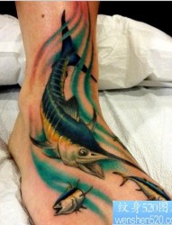 欣赏一幅脚背上的一幅鱼纹身图片