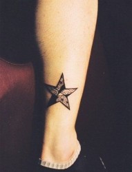 纹身520图库推荐一幅小腿五角星纹身图片