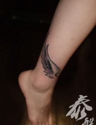 脚部个性的单色羽毛纹身图片
