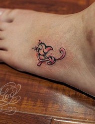纹身520图库分享一幅脚背老虎猫纹身图片
