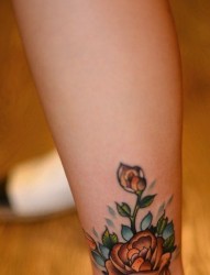 脚踝漂亮的玫瑰花纹身图片
