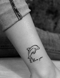 脚踝海豚字母纹身图片