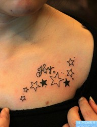一幅女人胸部五角星纹身图片