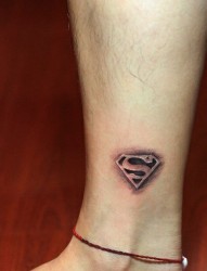 脚踝超人标志纹身图片