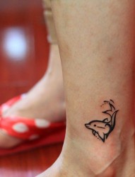 一幅脚踝图腾海豚纹身图片