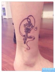 一幅女人脚部钥匙纹身图片