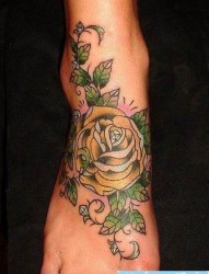 一幅脚部彩色玫瑰花纹身图片
