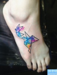 一幅脚背彩色千纸鹤纹身图片