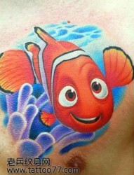 一幅好看的胸部小丑鱼纹身图片