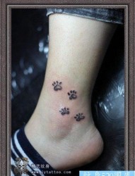 纹身520图库：美女可爱的脚部狗狗脚印纹身图片