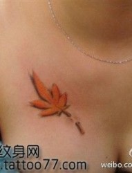 潮流的胸部彩色枫叶纹身图片