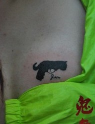 女孩子胸部可爱的图腾猫咪手枪纹身图片