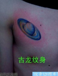 胸部彩色小星球纹身图片