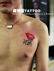 潮流流行的胸部唇印字母纹身图片