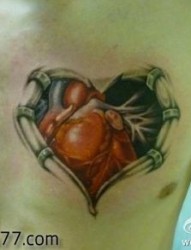 另类经典的胸部撕皮心脏纹身图片