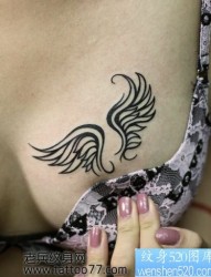 另类性感的美女胸部图腾翅膀纹身图片