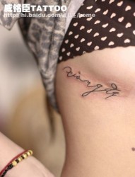 性感潮流的美女胸部字母纹身图片