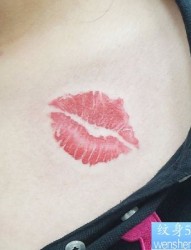 女孩子胸部一幅彩色唇印纹身图片