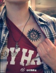 一幅男士胸部图腾五芒星太阳纹身图片