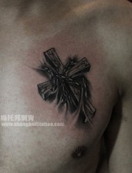 胸部经典潮流的十字架纹身图片