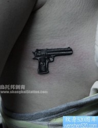 美女胸部另类潮流的小手枪纹身图片