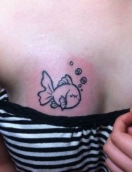 美女胸部可爱的图腾小鱼纹身图片