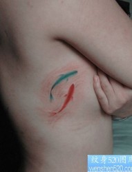 女孩子胸部好看的彩色小鲤鱼纹身图片