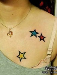 美女胸部好看的彩色五角星纹身图片