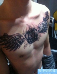 男生前胸超酷的皇冠翅膀纹身图片