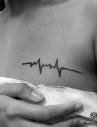 女人胸部简单潮流的心电图纹身图片