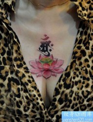 美女胸前一幅彩色莲花纹身图片